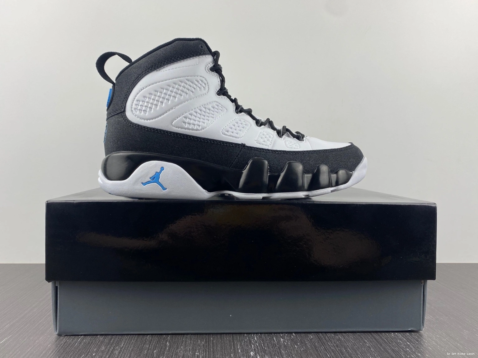 University Jordan - Retro CT8019-140 9 Blue 0404